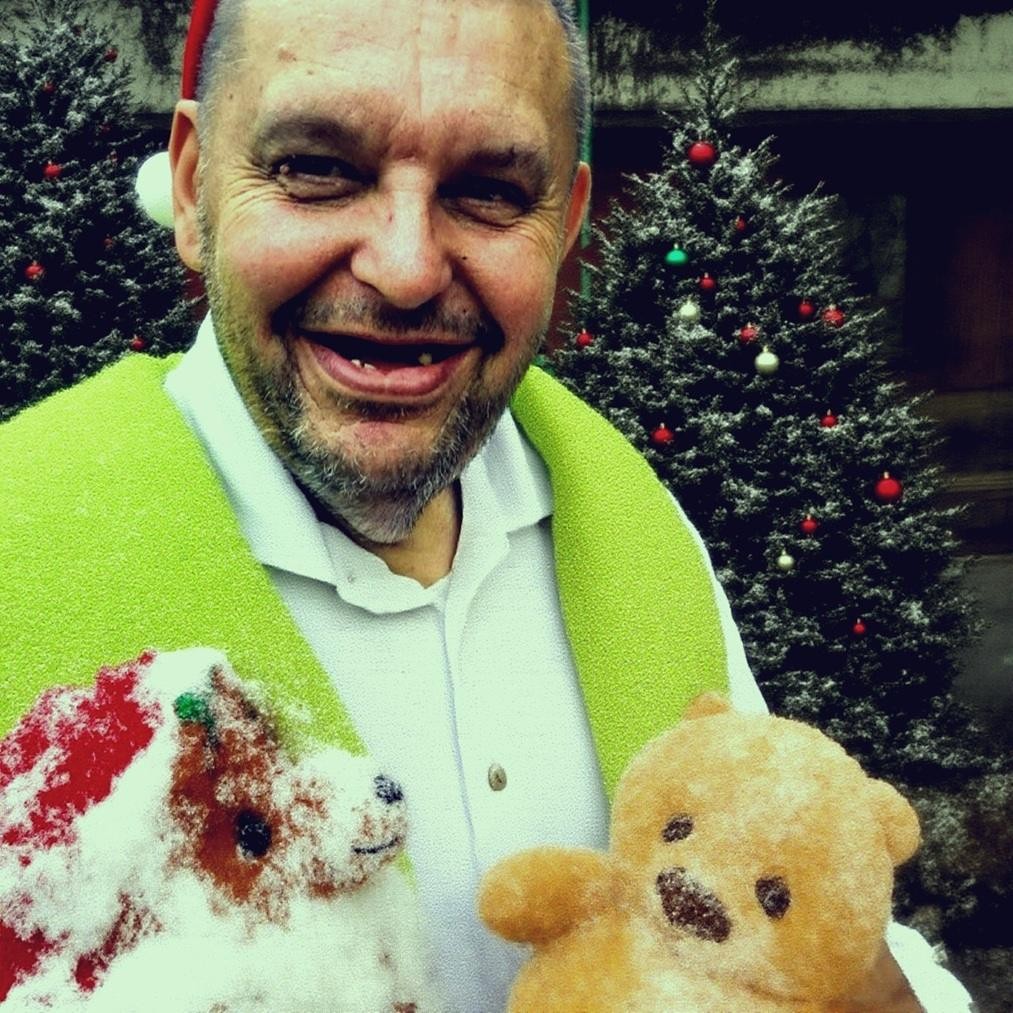 Krzysztof Kononowicz w swoim domu przy Szkolnej 17 w Białymstoku, ukazany w naturalnej, codziennej sytuacji, z widocznymi elementami otoczenia charakterystycznymi dla jego życia i twórczości internetowej.