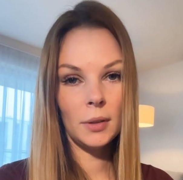 Małgorzata Tomaszewska z dziećmi, synem Enzo i córką Laurą, w ciepłym, rodzinnym ujęciu, ukazującym jej macierzyńską miłość.