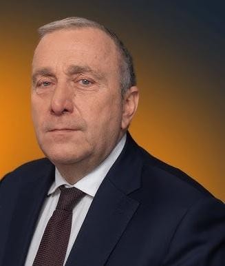 Młody Grzegorz Schetyna podczas protestu studenckiego w latach 80., aktywnie zaangażowany w działalność opozycyjną.