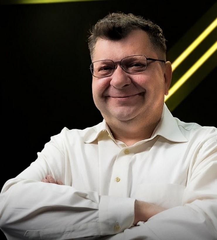 Zbigniew Stonoga podczas wystąpienia publicznego, z ekspresywną mimiką i gestykulacją, podkreślającą jego bezkompromisowy styl komunikacji.