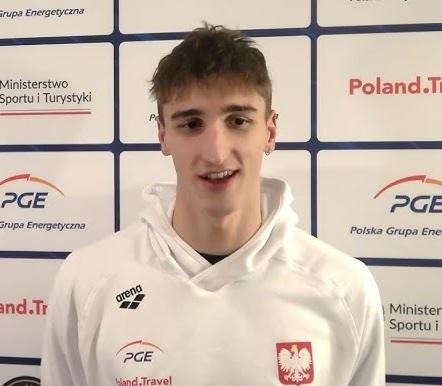 Ksawery Masiuk podczas treningu stylu grzbietowego, ukazujący technikę i determinację w wodzie.