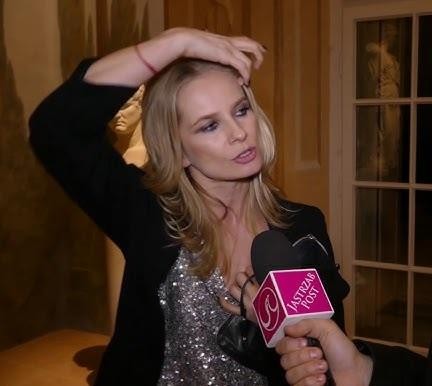 Magdalena Cielecka na scenie teatralnej, w dynamicznej pozie, ukazująca intensywność i pasję aktorską, z dramatycznym oświetleniem podkreślającym jej zaangażowanie.
