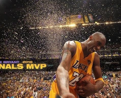 Symboliczne numery 8 i 24 Kobe Bryanta na tle barw Los Angeles Lakers.