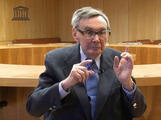 Marian Turski podczas przemówienia, z ekspresją świadczącą o jego zaangażowaniu w pamięć o Holokauście.
