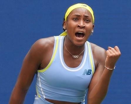 Coco Gauff uśmiechnięta, w otoczeniu fanów, sygnowana autografami po meczu, ukazująca jej przystępną i inspirującą osobowość.