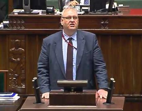 Bogdan Święczkowski w dynamicznej pozie, symbolizującej jego bezkompromisowy styl zarządzania i wpływ na polski wymiar sprawiedliwości.