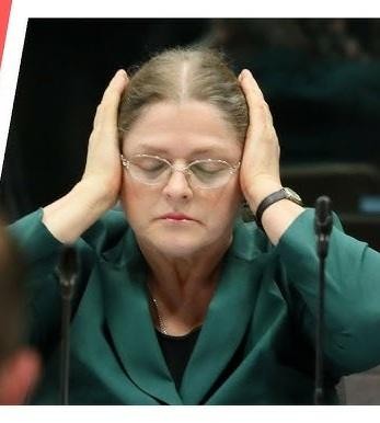 Widok na salę posiedzeń polskiego Sejmu, przedstawiający ławy poselskie i ogólną atmosferę obrad parlamentarnych.