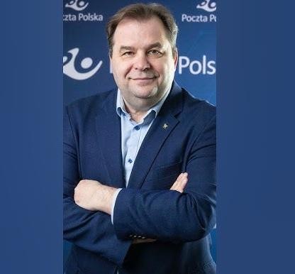 Wizualizacja kariery Sebastiana Mikosza, przedstawiająca jego przejście od branży lotniczej (samoloty, globus) do Poczty Polskiej (elementy pocztowe), symbolizująca różnorodność jego ról menedżerskich.