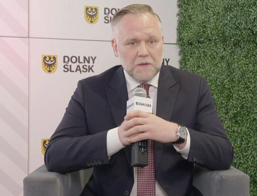 Dawid Jackiewicz przemawiający na wiecu politycznym.