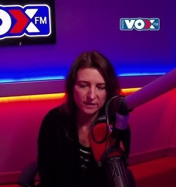 Renata Dąbkowska podczas występu na scenie, śpiewająca z pasją.