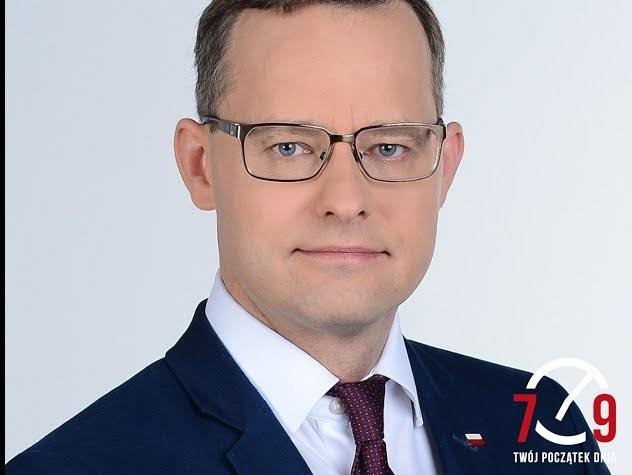 Dokumenty prawne i książki symbolizujące polski wymiar sprawiedliwości i procesy polityczne.