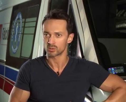 Rafał Cieszyński z żoną Alżbetą Lenską i dziećmi, Zofią i Antonim, w ciepłej, rodzinnej scenie.