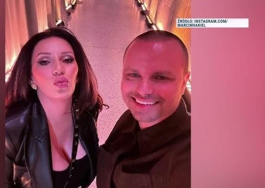 Portret Marcina Hakiela, ukazujący jego wyrazistą twarz i pewność siebie.