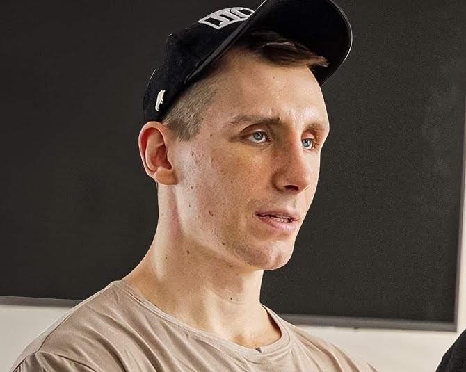 Zrzut ekranu profilu Owcy WK na Instagramie (@owcawk) widoczny na smartfonie, pokazujący liczbę obserwujących i przykładowe posty fitness.