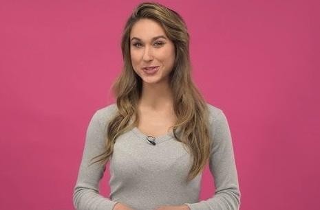 Portret Idy Nowakowskiej, uśmiechniętej i aktywnej w mediach społecznościowych, oddający jej charyzmę i popularność na Instagramie.