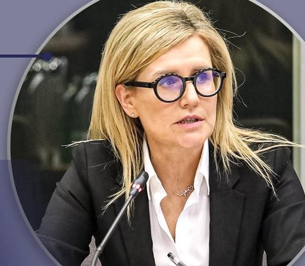 Symboliczna ilustracja przedstawiająca Ewę Wrzosek jako obrończynię praworządności, walczącą o niezależność wymiaru sprawiedliwości.