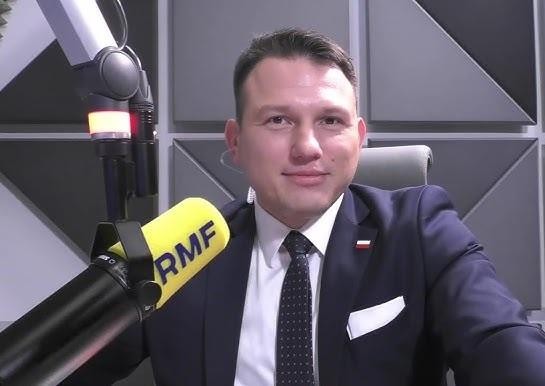 Sławomir Mentzen podczas wiecu politycznego, otoczony zwolennikami, symbolizujący jego popularność i wpływ na polskiej scenie politycznej.
