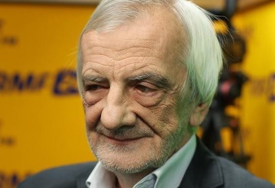 Młodzieńczy portret Ryszarda Terleckiego z czasów ruchu hippisowskiego, z dłuższymi włosami i swobodnym ubiorem, odzwierciedlający jego pseudonim 