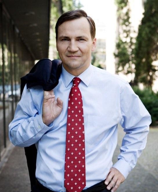 Radosław Sikorski podczas wystąpienia na międzynarodowej konferencji, symbolizującego jego rolę w dyplomacji i polityce zagranicznej.
