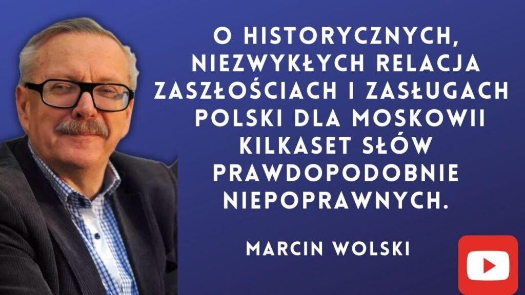 Marcin Wolski w dynamicznej pozie, symbolizującej jego wszechstronną karierę pisarza, satyryka i dziennikarza radiowego.