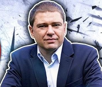 Piotr Szumlewicz podczas wystąpienia publicznego lub spotkania związkowego, obrazujący jego rolę jako publicysty i działacza.