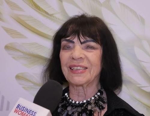Spokojny portret Sławy Przybylskiej w otoczeniu natury lub w cichym wnętrzu, w zamyślonej pozie, symbolizujący jej refleksyjność i mądrość życiową.