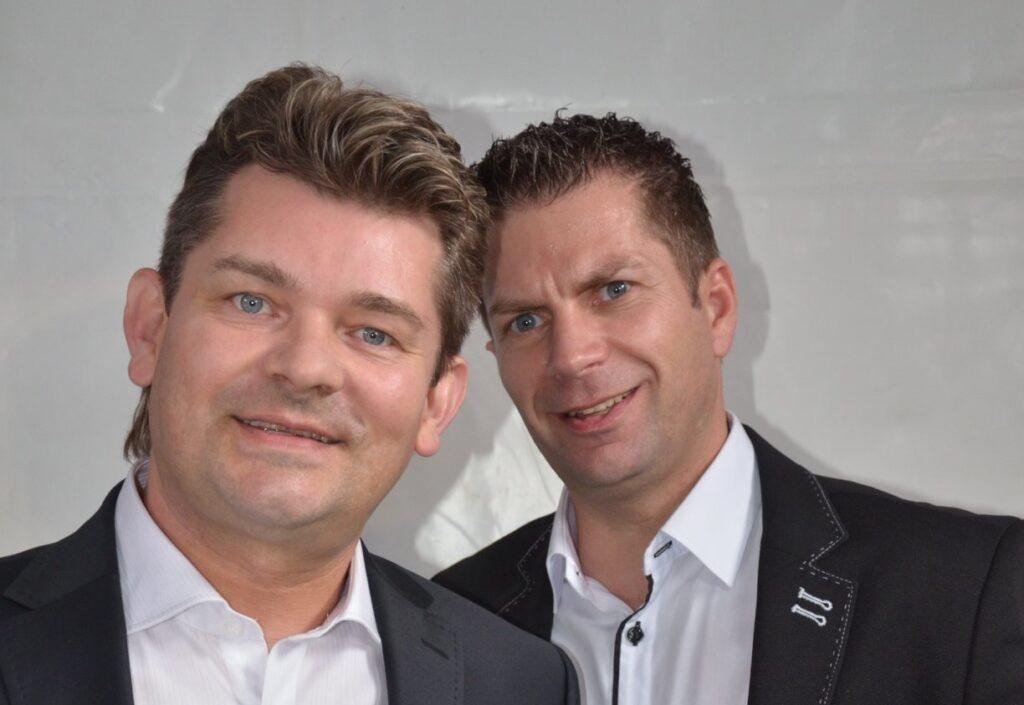 Zespół Akcent, z Ryszardem Warotem na klawiszach, występuje na festiwalu Disco Pod Gwiazdami, porywając publiczność swoją energią i przebojami.
