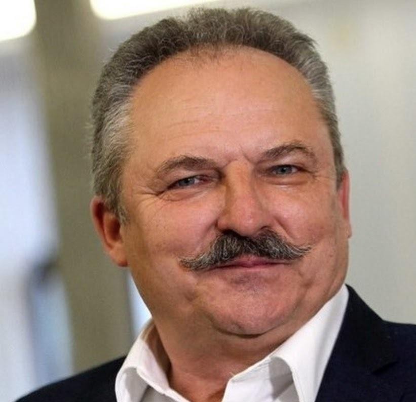 Marek Jakubiak, połączenie kariery politycznej i biznesowej, symbolizujące jego wpływ na polską scenę publiczną.