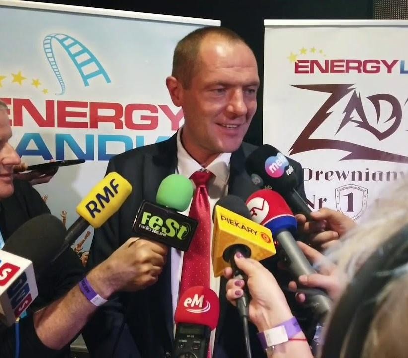 Rodzina Goczałów: Marek Goczał z żoną Agatą i synem Erykiem, na tle nawiązującym do ich wspólnych pasji rajdowych.