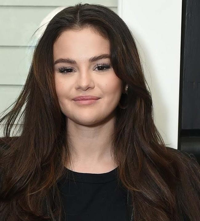 Selena Gomez w otoczeniu rodziny, ukazująca bliskie relacje z rodzeństwem.