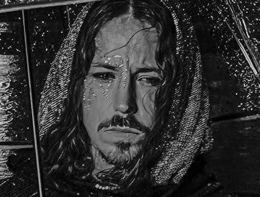 Michał Szpak w zbliżeniu na scenie, z intensywnym wyrazem twarzy, w charakterystycznym makijażu i fryzurze scenicznej, podczas dynamicznego występu.