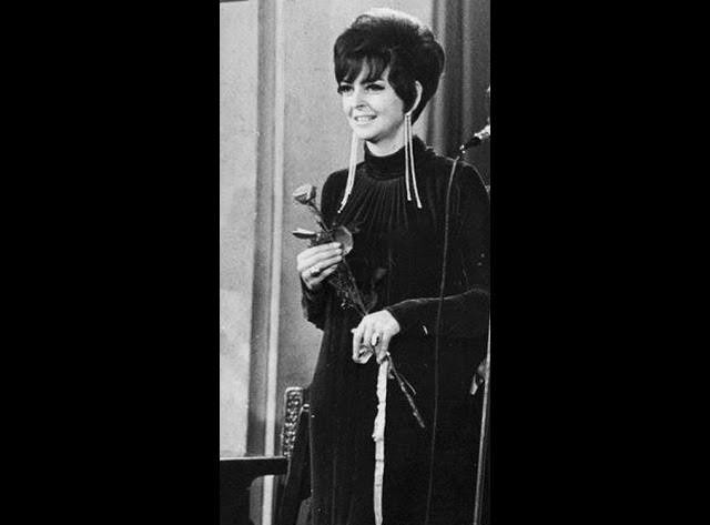 Rena Rolska w eleganckiej, stylizowanej na vintage pozie, odzwierciedlającej jej artystyczną duszę i wszechstronność, z elementami nawiązującymi do jej pasji.