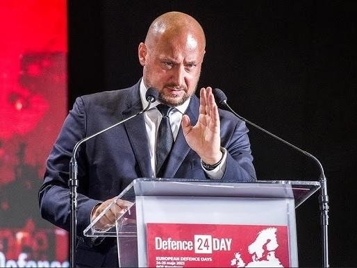 Jacek Siewiera w trakcie misji medycznej lub w otoczeniu symbolizującym jego służbę wojskową i medyczną.