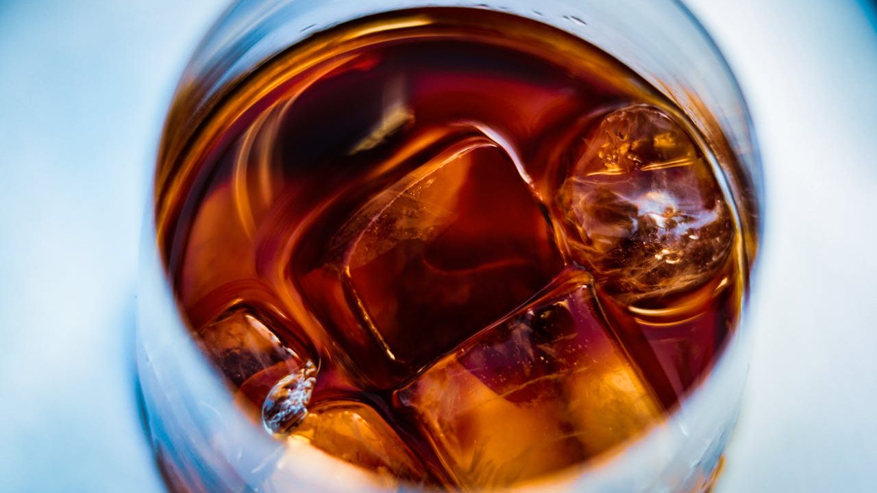 Burbon a whisky – czym się różnią? Skąd pochodzą?