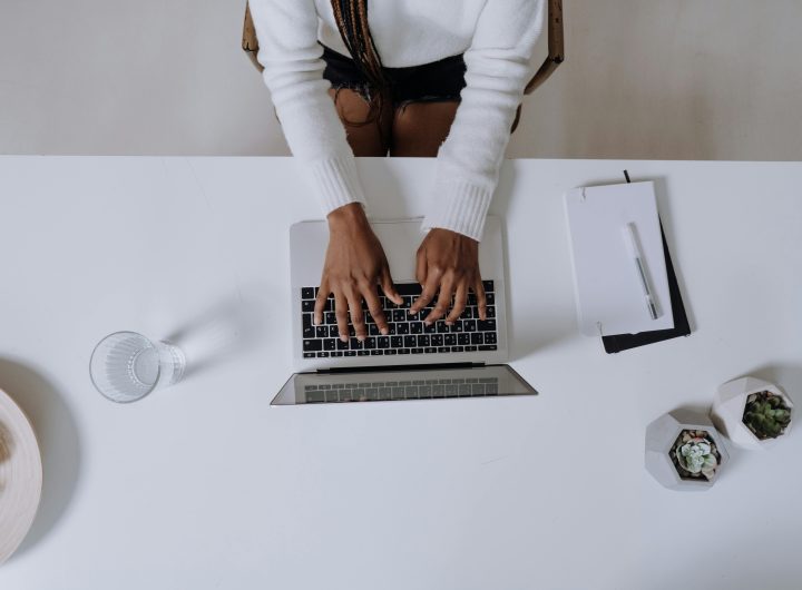 Jaki laptop sprawdzi się najlepiej w pracy zdalnej i hybrydowej?