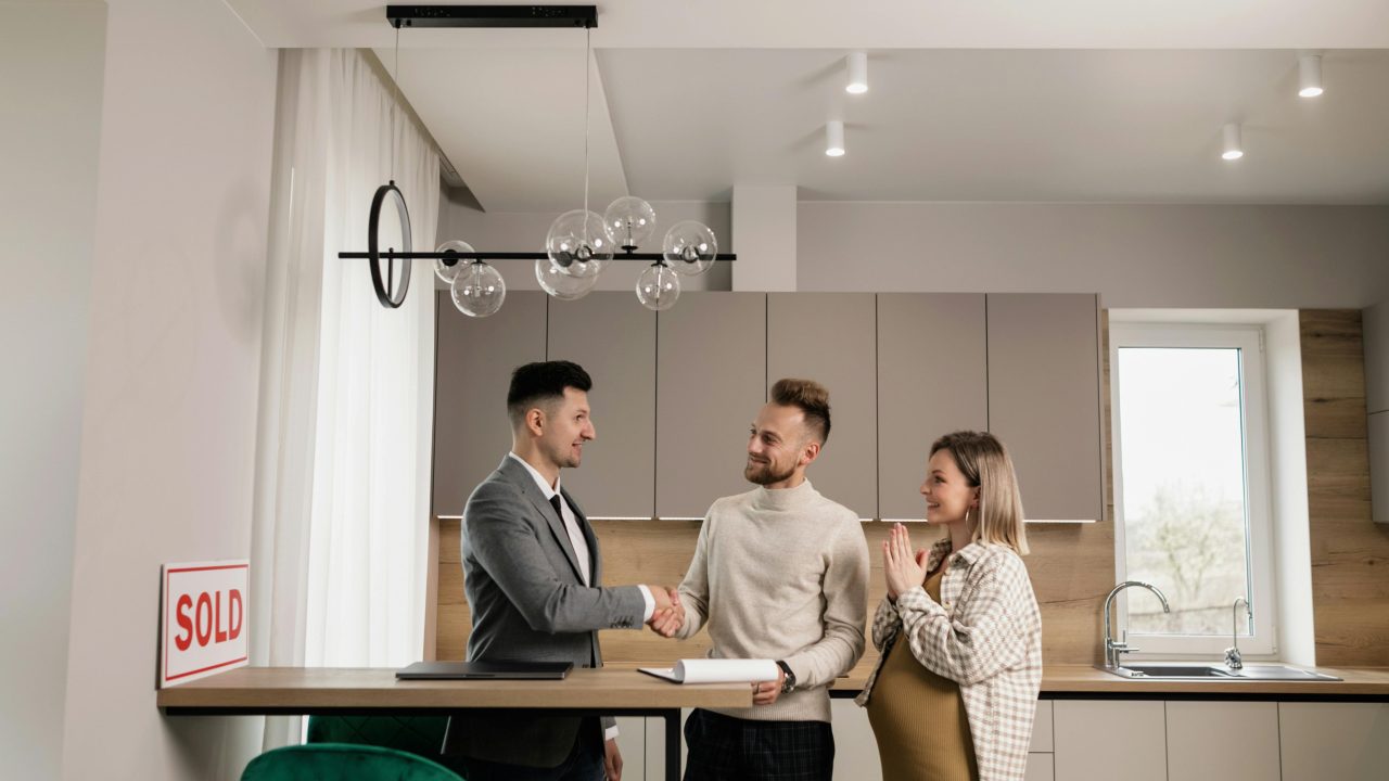 Biura nieruchomości a rynek najmu – jak pomagają wynajmującym i najemcom